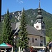 Kirche von Kranjska Gora mit dem Bergkamm zum Vitranc