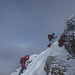Seilschaft im Aufstieg am Gipfelgrat