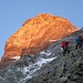 die ersten Sonnenstrahlen auf dem Matterhorn-Gipfel