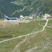 Blick zur Bergstation Schwarzsee hinunter; noch fahren die Gondeln ...