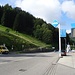 Todtnau. Bei der Tankstelle überquere ich die Strasse und erreiche den Wanderweg aufs Hasenhorn (Wegweiser rechts neben dem gelben Auto).