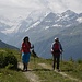 Jacky & Gill kurz nach der Bergstation Tignousa; im Hintergrund Matterhorn, Pointe de Zinal & Dent Blanche