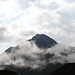 <b>Mi trovo su un bellissimo altopiano denominato Filzenalm; lo sguardo, inevitabilmente, va a cercare l’Ahornspitze (2973 m), la più bella cima raggiunta l’estate scorsa. Oggi è avvolta da nuvole che vanno e vengono, non mi attira.</b>