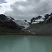 nach der Kurve (entlang dem Stausee, ca bei Pt. 2275) öffnet sich vor uns der Glacier de Moiry und entgegen allen Wetterprognosen blickt der blaue Himmer durch...