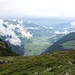 <b>Cammino con assoluta tranquillità su un pascolo che mi offre una bella veduta sul fondovalle della Zillertal, posto 1600 m più in basso. </b>