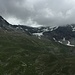 Weitblick auf die Alp Combautanna mit der Cab. de Tracuit CAS am Horizont