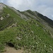 Blick vom Sattel zum finalen Gipfelanstieg am meist breiten Grat