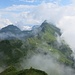 Blick vom Gandispitz zum Oberbauenstock (es gibt keine Seilbahn hier. An den Seilen ist das Gipfelkreuz verankert) :-)
