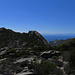[http://f.hikr.org/files/2110134.jpg Blick zum Colle della Grottaccia. Im Hintergrund der / sullo sfondo il Monte San Bartolomeo e la Corsica]