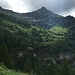 Il sentiero "delle terrazze" passa sopra la fascia rocciosa mentre l'Alta Via della Val Divedro passa sotto