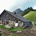 Die Alp Egg. Etwas mit dem netten Senn geplaudert. Inzwischen wurde es am Gipfel klarer. Die grüne Wiese da ist der Einstieg auf den Grat.