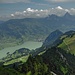 Der Lauerzersee. Hinten die beiden Mythen und der Haggenspitz.