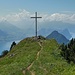 Das etwas gross ausgefallene Gipfelkreuz. Gregory trägt sich im (erst drei oder vier Tage alten) Gipfelbuch ein.