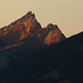 Chöpfenberg und Brüggler Südwände (die beste [http://www.hikr.org/tour/post3405.html Plaisir-Destination] im Glarnerland) fangen die Abendsonne ein