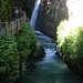 Der Weg führt bis ganz an den Wasserfall. Am Oberen Wasserfall kann man fast die Hände waschen, so nahe kommt man ran. 