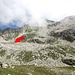 <b>Il ghiacciaio roccioso dell'Alpe Pièi è formato da due lobi sovrapposti, per questo è detto polimorfico. La freccia indica il lobo superiore, che scende fino ad una quota di 2450 m.</b>
