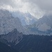 Zoom zur Rappenklammspitze, dahinter erahnt man die Pleisenspitze und rechts die Raffelspitze