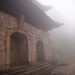Der in Nebel gehüllte Sanqing-Tempel.