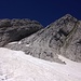 Alpines Gelände mit viel Stein und Schnee.