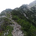 Typisches Gelände am Bergrücken, links bricht es steil ab