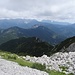 Vom Geröllfeld unterhalb des Gipfels reicht der Blick auf den Kamm der Koschuta im Norden