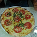 Pizza Caprese: pomodoro fresco, mozzarella, basilico, origano<br /><br />Hinweis: wir sind nicht an deren Umsatz beteiligt! Sie kennen uns nicht einmal!!<br />Nota: per quanto riguarda la pubblicità: non siamo in alcun modo coinvolti nelle vendite. Loro nemmeno ci conoscono!