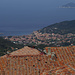 Vista attraverso i tetti di Marciana alta a Marciana Marina / Blick über die Dächer von Marciana alta nach Marciana Marina