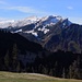 Aussicht beim Aufstieg über die Weiden vom Holzhack zur Schrattenflue mit den Gipfeln Hengst (2091,6m), Hächle (2091m) und Strick (1946,0m).