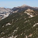 Aussicht vom Haldimattstock (1793m) auf die witere Route zum Bärenturm (1799m) -  der grasige Hügel im Vordergrund. Dahinter ist der Fürstein (2039,6m), dessen Hauptgipfel aber durch seinen 1994m hohehn Vorgipfel versteckt ist. Links aussen ist die Grönflue (1945,8m).