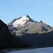 <b>La cima che più attira l’attenzione è il Pizzo Stella (3163 m), a circa 11 km di distanza, ammantato dalla Vedretta dello Stella. Si trova oltre l’estremità Sud del lungo lago, che sembra un fiordo. </b>