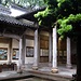 Schöner Tempel mit hölzernen Säulen am Ortseingang von Huanglingcun (黄陵村).