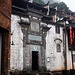 Ein Haus mit schönem Tor in Huanglingcun.
