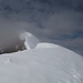 Kurz geben die Wolken den Blick frei - filigran und sauber geschwungen - der Traumgrat in den Ötztaler Alpen!