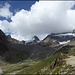 Auf dem Hüttenzustieg zu den Weissmieshütten, im Hintergrund in der Bildmitte das morgige Gipfelziel