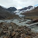 Auf dem Weg zur Fernerzunge muss man etliche Gletscherbäche und -Rinnsale überqueren