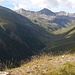 Tiefblick ans Ende des Valle die Federia mit Monte Campacci