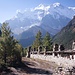 Gebetsmühlen vor dem Aufstieg nach Ghyaru, überragt von der Annapurna II.