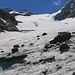 Sicht von der Gletscherzunge über den gesammten Glacier de Pièce mit der Spur hinauf zu Cabane des Vignettes. Der Gipfel unter der sich die Hütte befindet ist die Pointe des Vignettes (3194m).