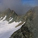 Aussicht vom Gipfel südlich der Serre de Vuibé (3087m) auf den Glacier de Pièce. Der nördlich gelegene Gipfel in der Quellwolke ist der richtige Gipfel der Serre de Vuibé (33087m) nur etwa 1 bis 2 Meter kleiner als der namenlose Berg auf dem ich stehe, auch der Gratgipfel P.3070m über dem Gletscherfirn ist nur umwesentlich niedriger.