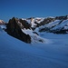 Eine halbe Stunde vor Sonnenaufgang taucht das Dämmerungslicht die Gletscherlandschaft in ein schön blaues Licht.<br /><br />Rechts ist der Pigne d'Arolla (3790m), links steht der Petit Mont Collon (3556m).