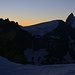 Morgenstimmung im Sattel P.3523m mit den Umrissen von Tête de Valpelline (3799m), Dent d'Hérens (4174m) und Matterhorn / Monte Cervino (4477,5m).