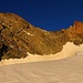 Vor den Gipfelfelsen flacht die Flanke etwas ab. Man steuert auf dem Schneerücken die Felsen unterhlab des Sattels an.<br /><br />Der Hauptgipfel (3716,3m) ist links, rechts ist der 3705m hohe Nordgipfel.