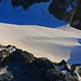 L'Evêque (3716,3m): Tiefblick über die Gletscherflanke und in den Sattel P.3523m. Unterhalb vom Sattel P.3523m sind zwei Bergsteiger zu sehen.
