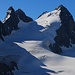 Aussicht von der Cabane des Vignettes (3160m) auf den herrlichen L'Evêque (3716,3m) und den Zahn Mitre de l'Evêque (3654m). Die Gletscherflanke vermittelt auch den einfachsten Aufstieg zum L'Evêque.