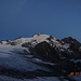 Der Oberalpstock erwacht mit wolkenlosem Himmel.