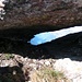 Durch ein Loch auf dem Schwarzstöckli der Klöntalersee<br />