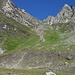 auf dem "Bödeli des Steinbruches" (hier wurden die grossen Steinblöcke für die Naturstein-Lawinenverbauungen herausgebrochen); der Einstieg für den Aufstieg in den sehr steilen Hang hoch zur Satteltilücke befindet sich am linken unteren Bildrand - oberhalb des Böschungsabriss.../ ab hier befindet sich ein leicht ausgetretener Pfad, welcher bis auf die Lücke hochführt...