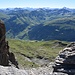 eine Felsscharte öffnet sich kurz vor dem Gipfel, super Weitsicht gen SüdOsten... / zu unseren Füssen liegt Vals, am Horizont die Berninagruppe und viele andere berühmte Gipfel...