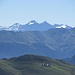 Blick Richtung Südost, vorne die Alphütten 1999 beim Bischolpass, hinten die Kette Feil - Curver da Taspegn und noch weiter hinten Err - Calderas - Tschima da Flix