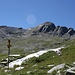 <b>Bivio a quota 2246 m. A destra si sale verso il Rifugio Pian Grand (2398 m), a sinistra si scende verso il Rifugio Alp d'Arbeola (2080 m).</b>